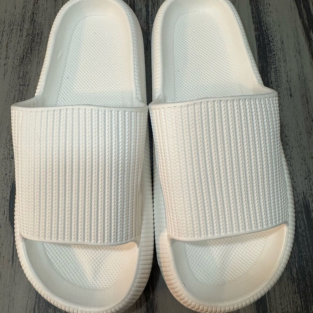 The Original Cloudies Women’s Size 9.5-10    Viral Tik Tok Comfort Slides - Picture 3 of 10